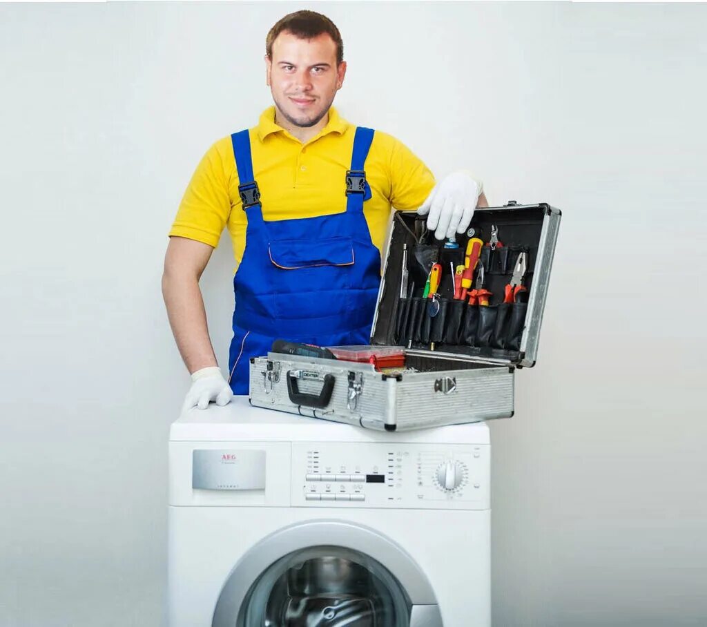 Мастер стиральных машин. Человек ремонтирует комнату. Работа мастером ремонт стиральных. Ремонтирует стиральную машину. Девушка чинит стиральную машину.