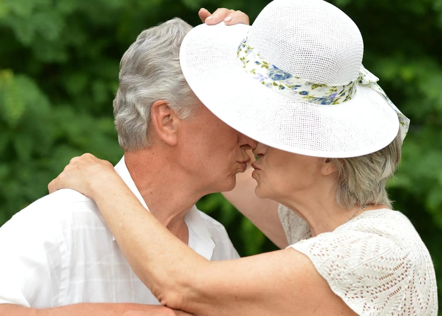 афоризмы про старость. высказывания про возраст. красивая старость цитаты. женщина старше мужчины статусы. женщине дарят цветы.