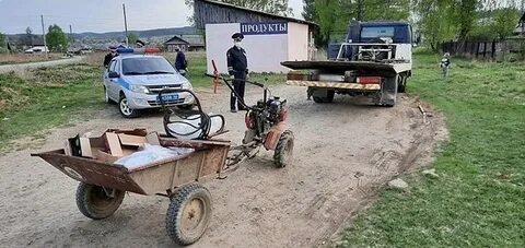 Мотоблок на дороге