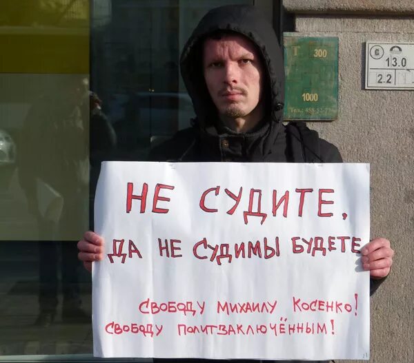 ну суди и не судим будешь. не суди да не судим будешь. не судите, да нескдимы будете. не суди и не судим будешь. каким судом судите таким и судимы.