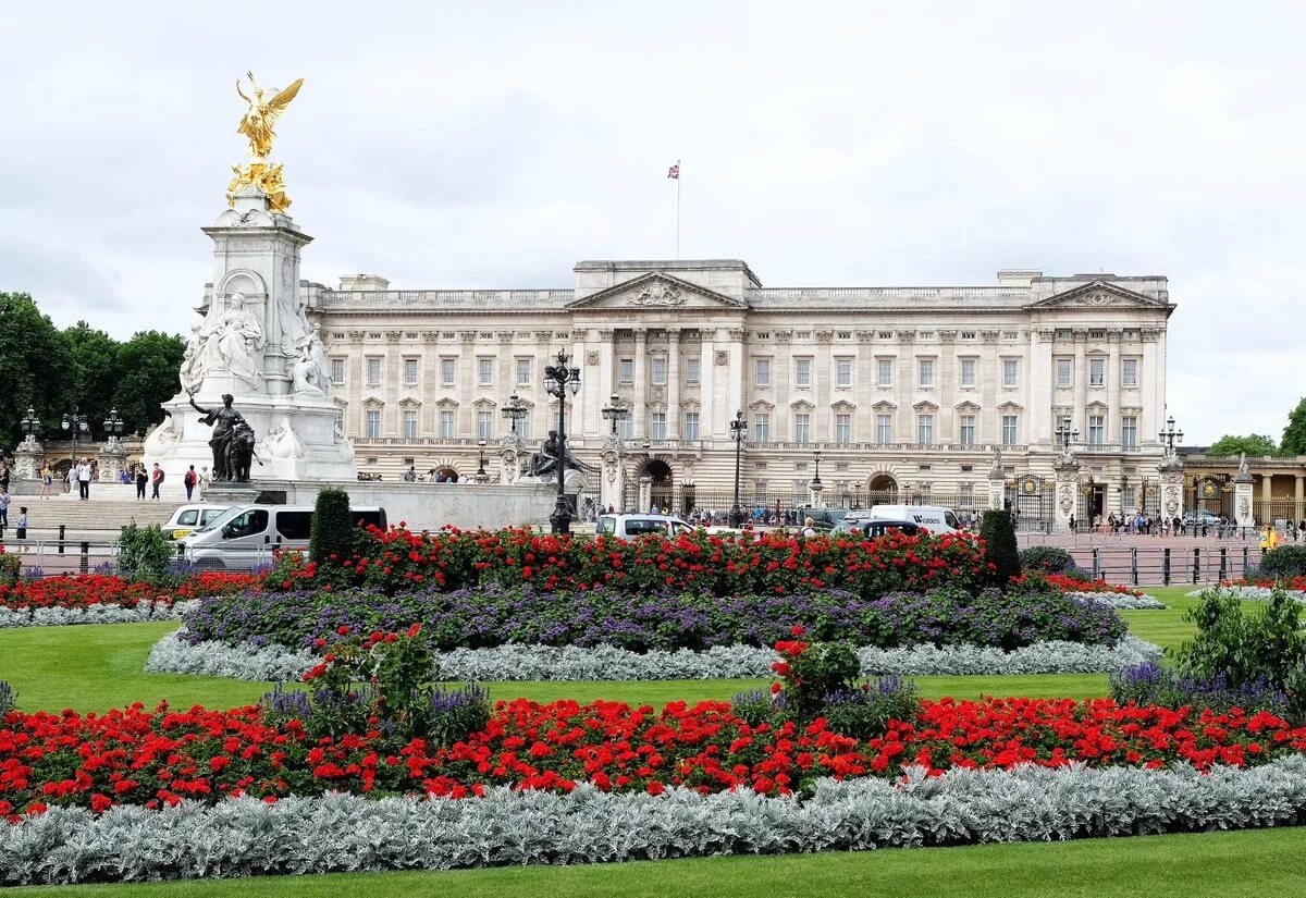 Королевская резиденция букингемский дворец. Богемский дворец. Резиденция королевы великобритании букингемский дворец. Достопримечательности англии букингемский дворец. Букингем палас в лондоне.