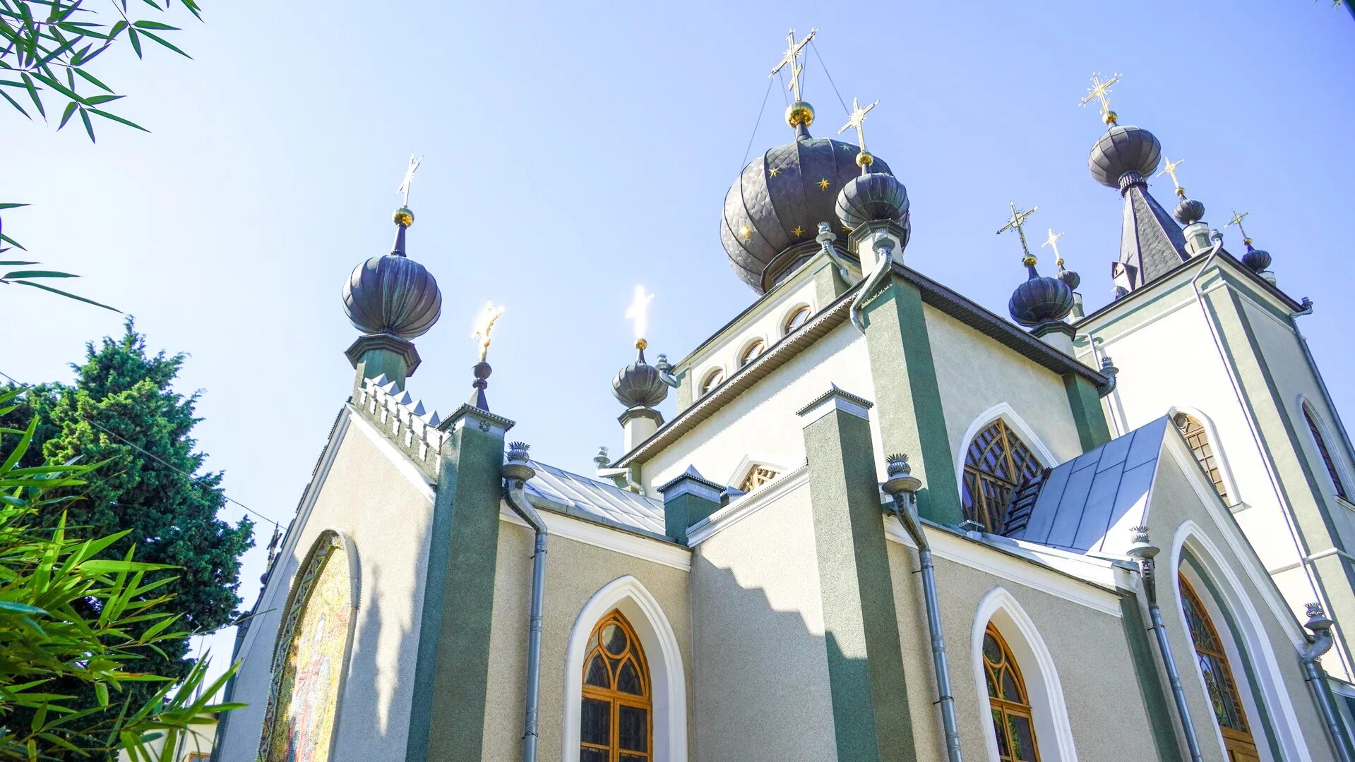 Алушта храм всех крымских. Храм феодора стратилата алушта. алушта храм всех крымских святых и феодора стратилата. храм всех крымских святых в алуште. храм собор крымских святых алушта.