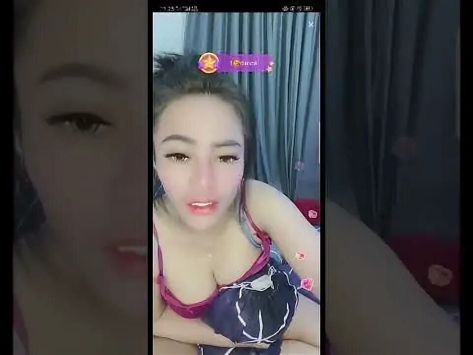 Gesek gesek pake guling. Gesek guling. Gesek guling. Gesek guling. Cewek main gesek gesek ke kursi.