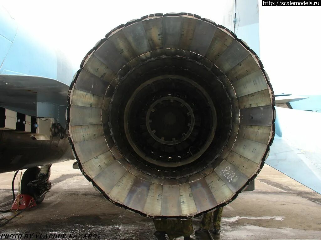 воздушно-реактивные двигатели сзади. реактивный двигатель. авиационные сопла. Rb199 tornado. авиадвигатель ф 15.