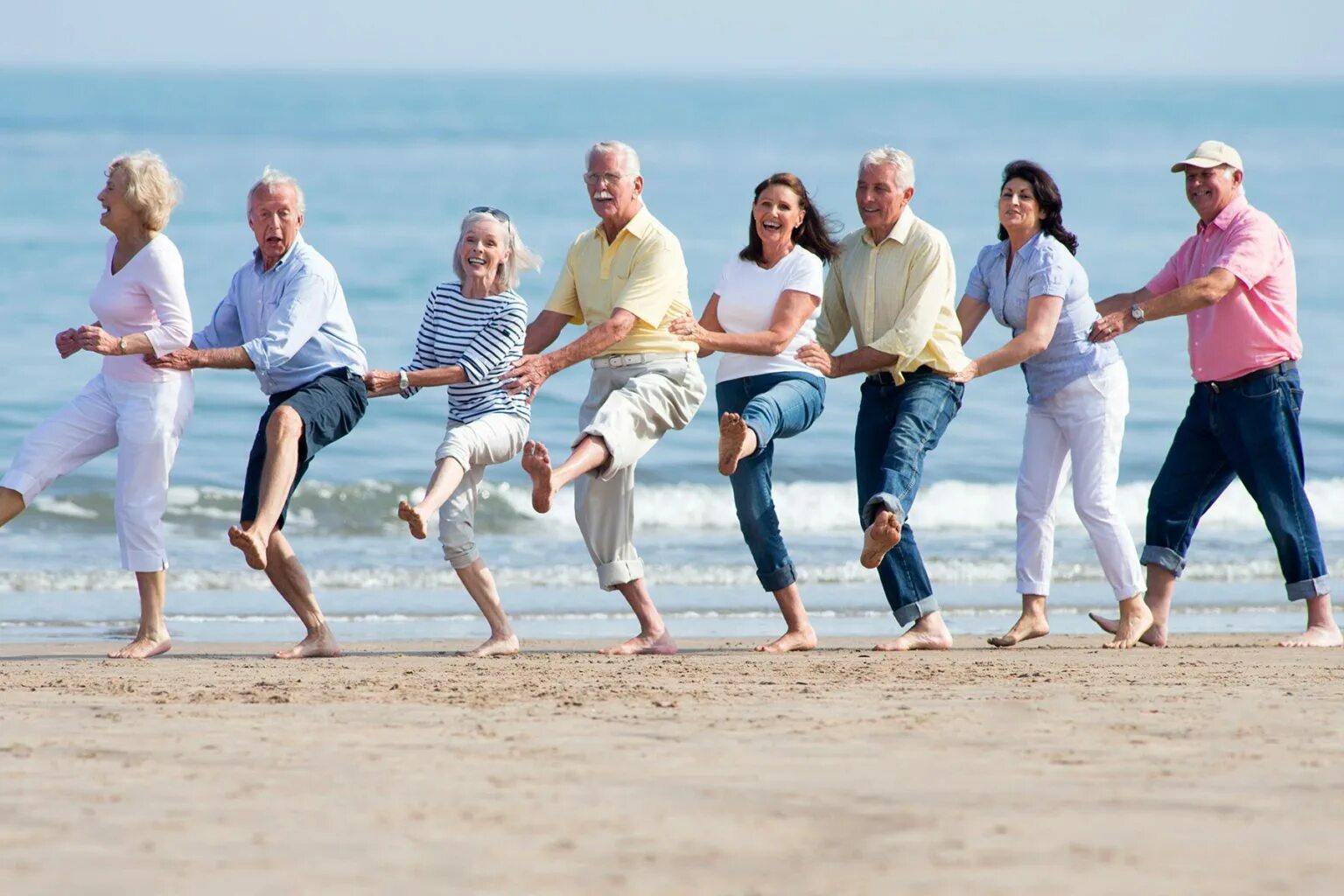 Счастья долголетия. Baby Boomers поколение. Счастливые пенсионеры. Активный и здоровый образ жизни. Счастливые пожилые люди.