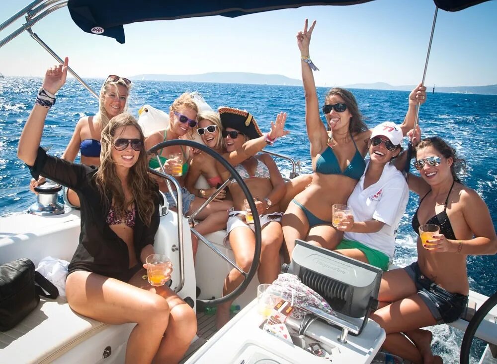 Эх отдых. Вечеринка на яхте. Девчонки на яхте. Девушка на яхте. Море яхта девушка.