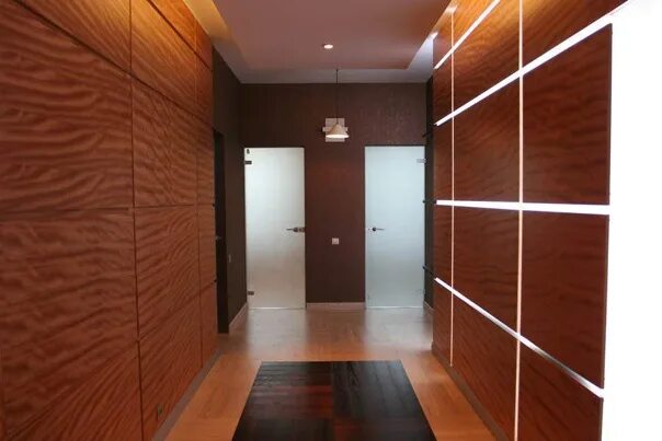 Отделка коридоров мдф фото Банкетка у двери в прихожей Wood interior walls, White wall paneling, Modern wal