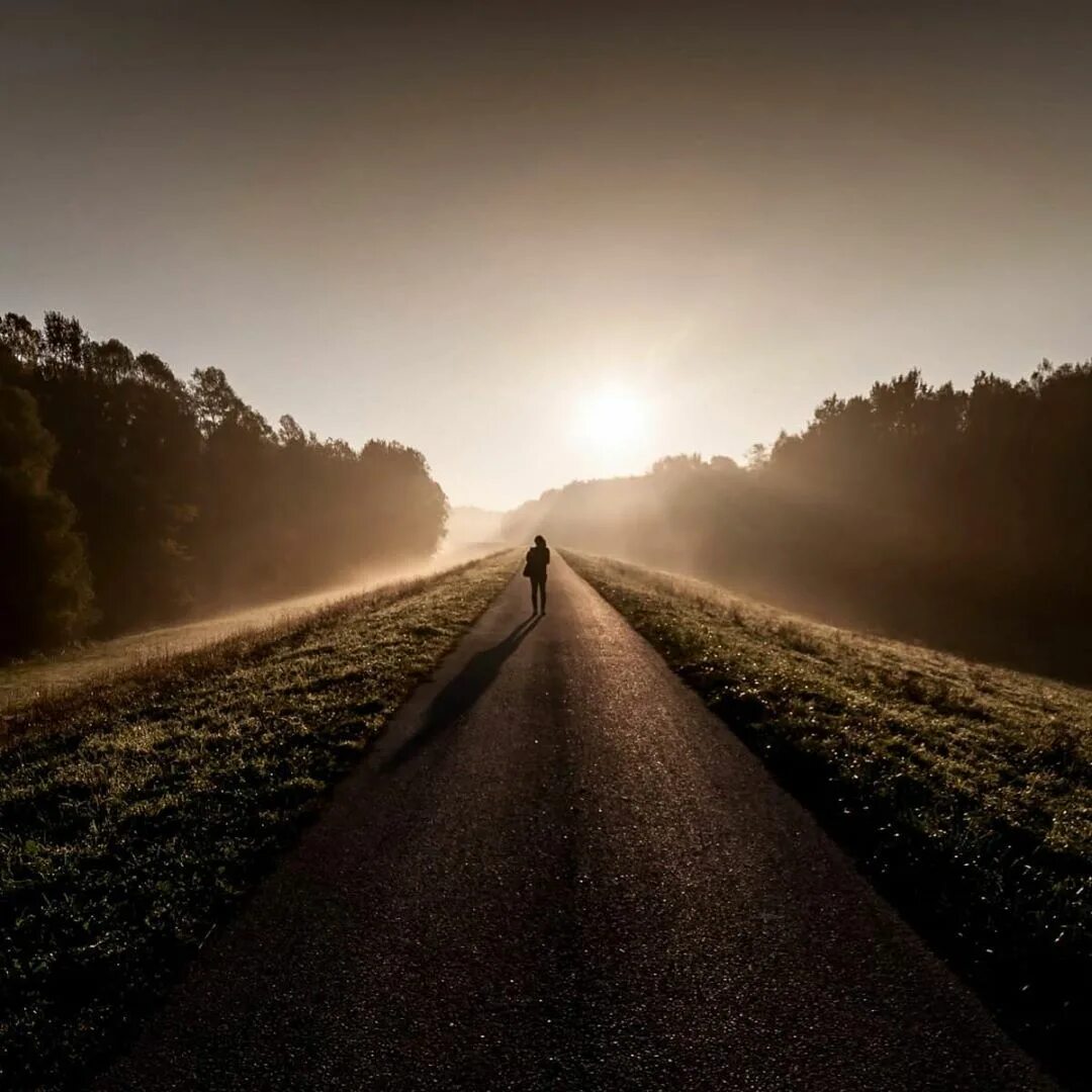девушка бежит по дороге. девушка идет по дороге. уходит в даль арт. арт человек на рельсах. скитев антон саратов.