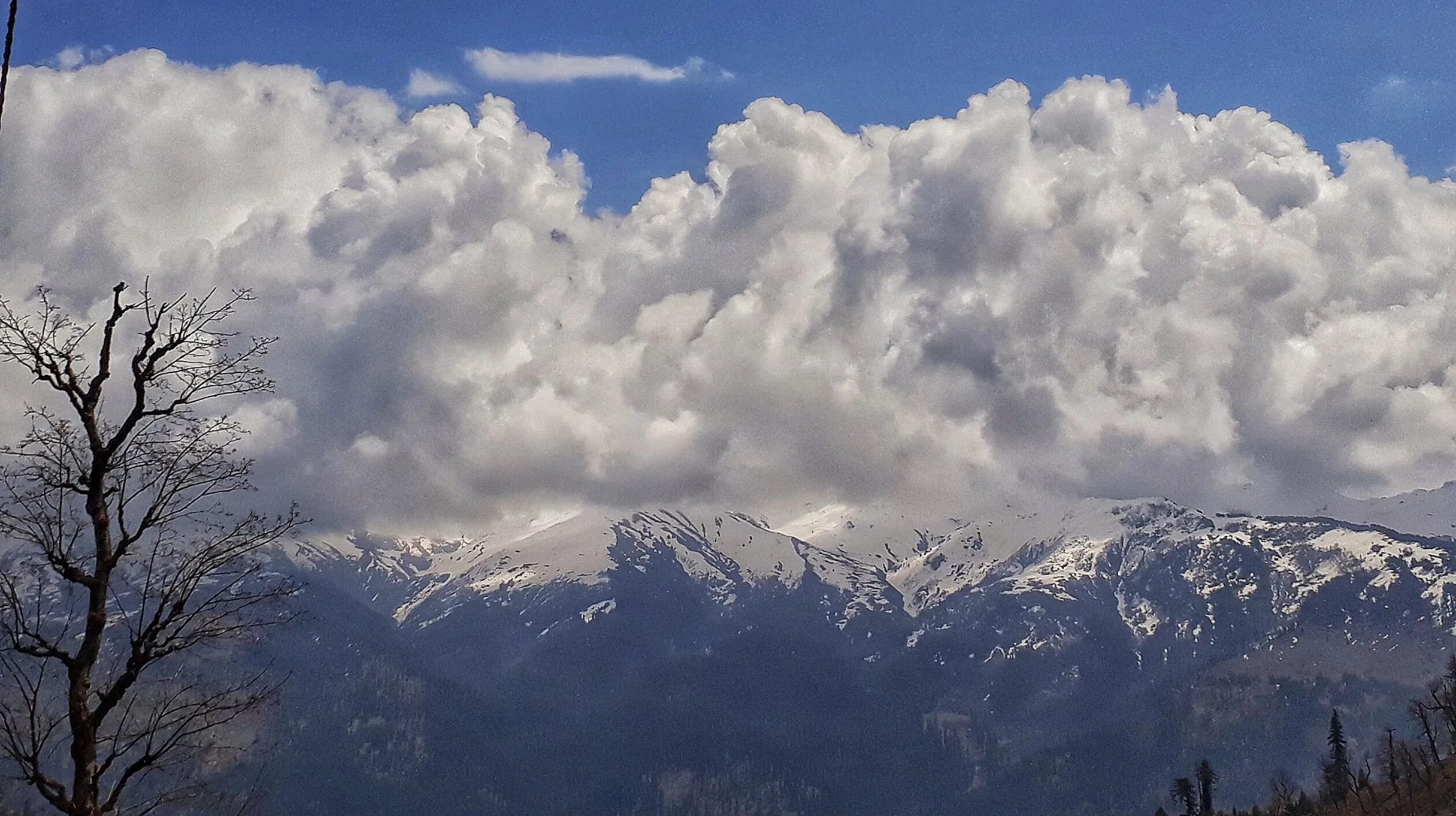 снеговые тучи. первозданная россия 2021. снеговые облака. облако со снегом. облака зимой.