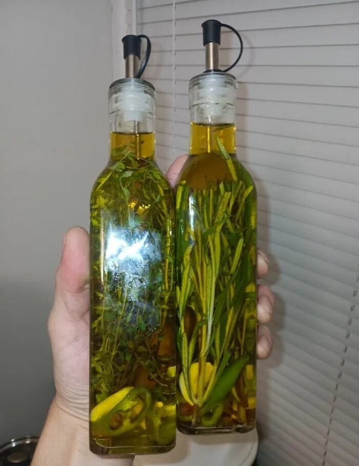 Масло растительное ароматизированное. Масло подсолнечное с травами. Душистое масло. Ароматическое масло масло в подарок. Оливковое масло ароматизированное.