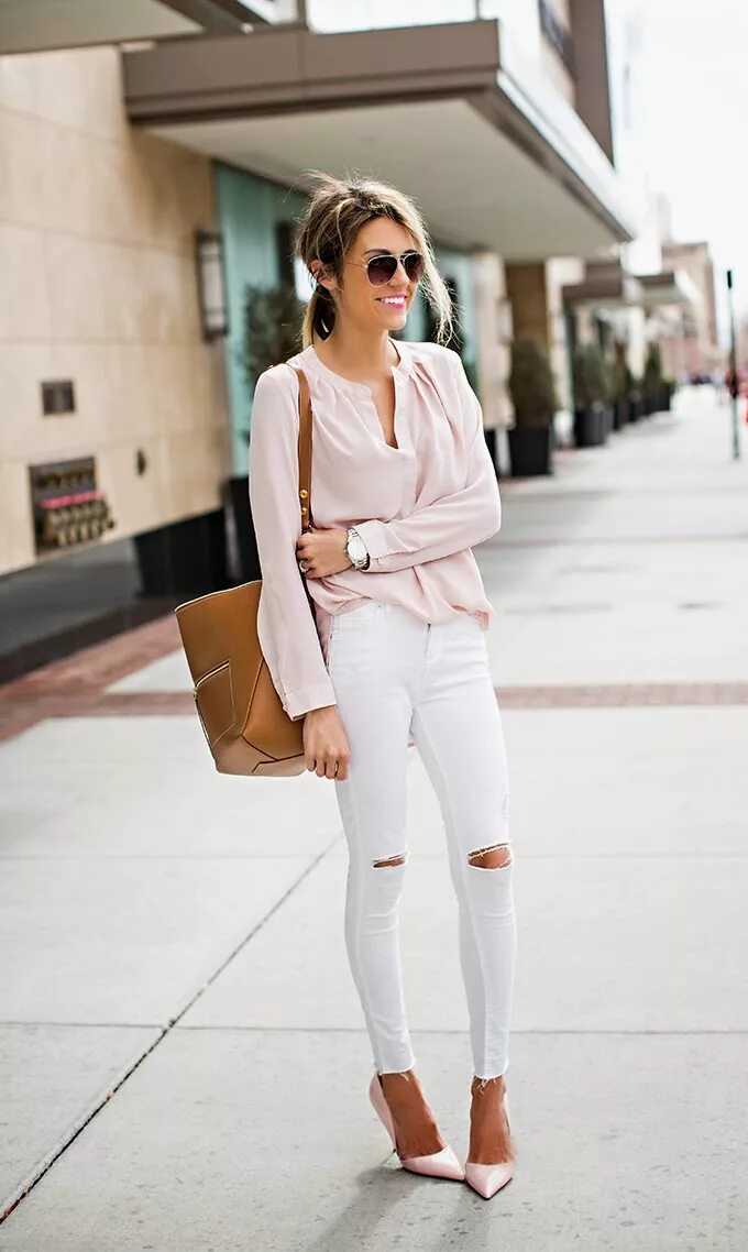 белые джинсы с черной футболкой. образы с белыми джинсами. образы с белыми джинсами. лук с белыми джинсами. обувь под белые джинсы женские.