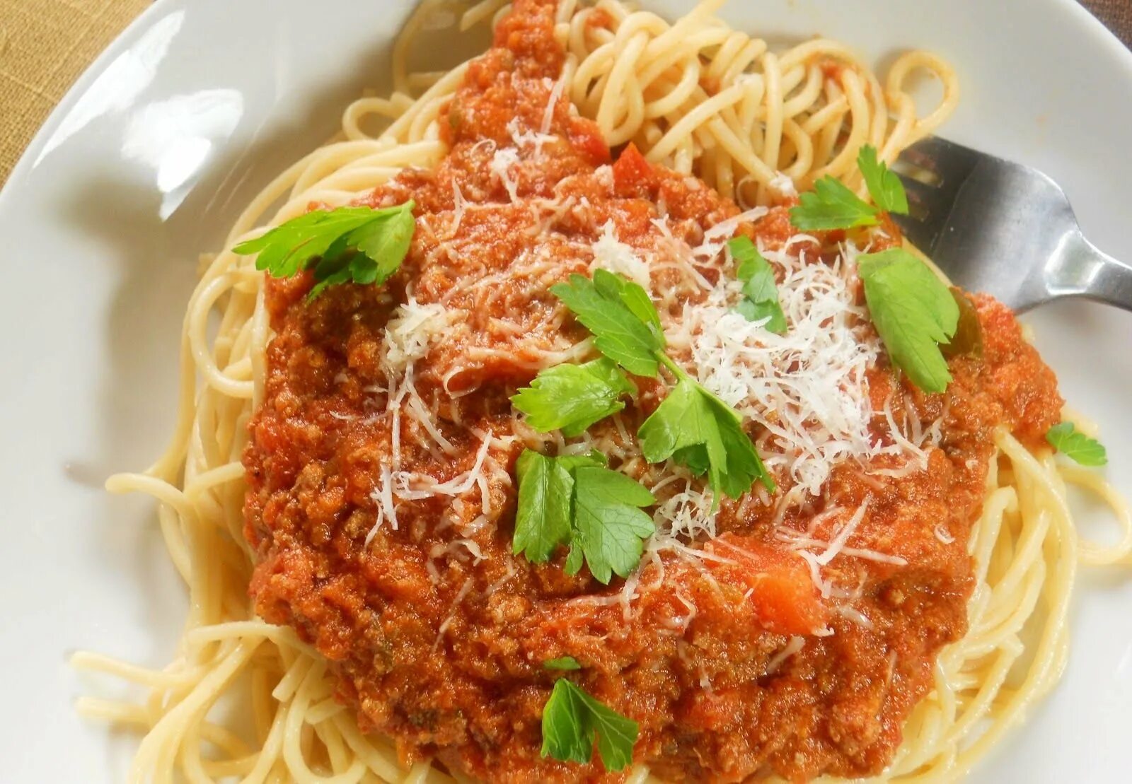 Фарш с томатной пастой для макарон. Болоньезе с фаршем. Мафальдине болоньезе. Паста болоньезе ТТК. Спагетти с фаршем и соусом болоньезе.
