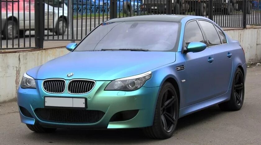 BMW e60 зеленая. BMW m5 e60. BMW m5 e60 v10. БМВ е60 зеленая матовая. М5 цвет асфальт