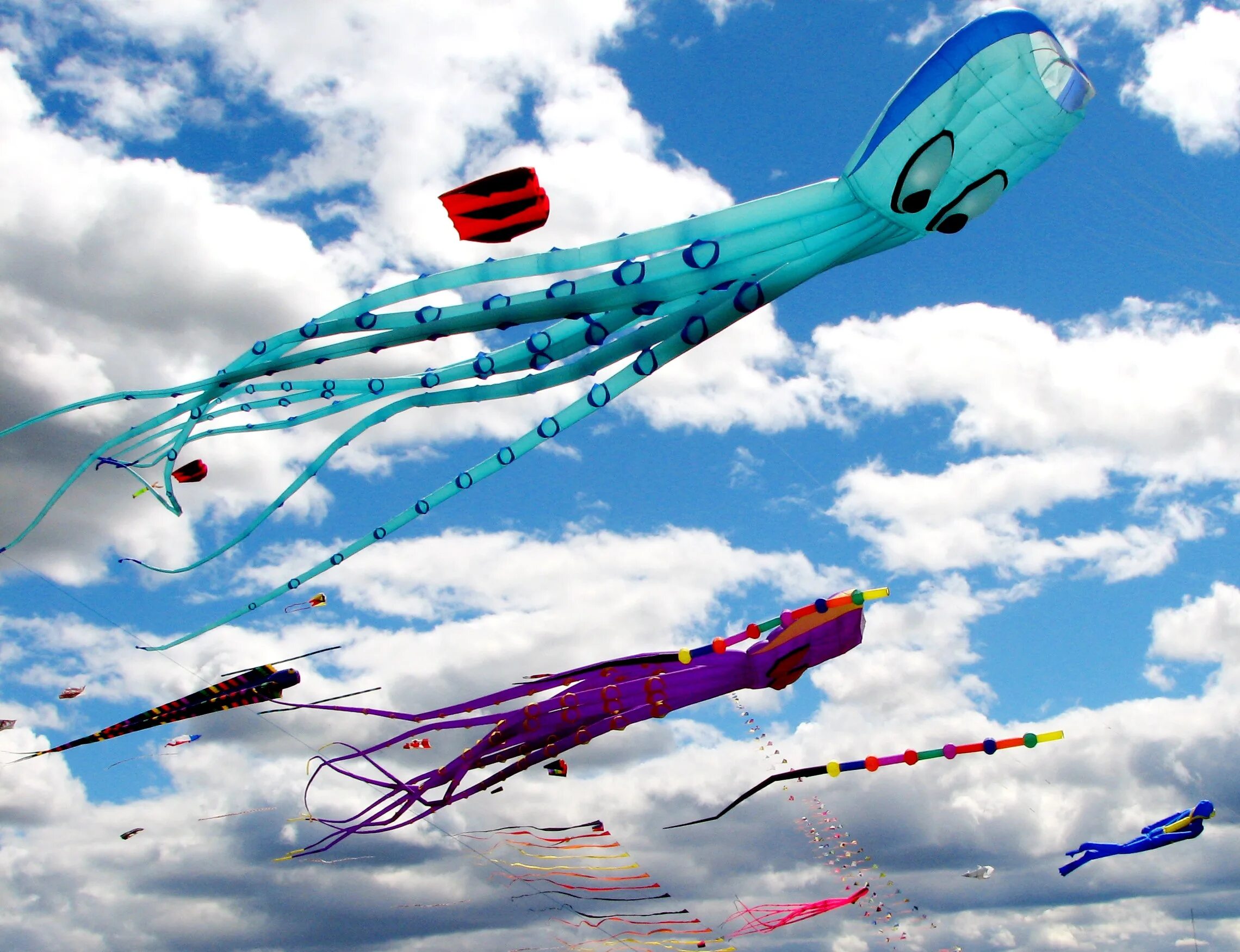 Про воздушные змеи. Воздушный змей. День воздушных змеев и бумажных самолетиков. Воздушный змей - летательный аппарат. Запуск воздушных змеев.