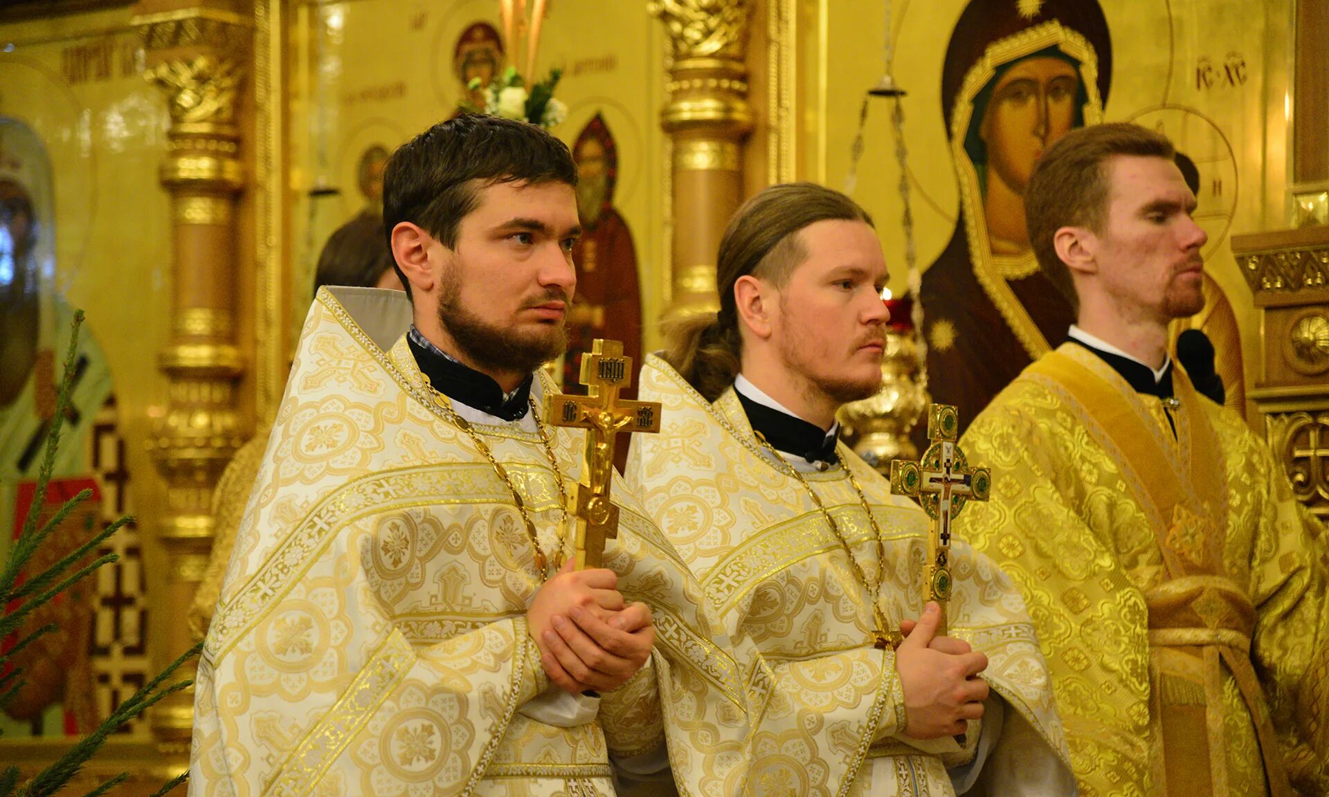 Митрополит брянский александр рождество. Свято-троицкий кафедральный собор пермь. Служба в церкви брянск. Волонтеры святейшего на литургии. Кафедральный собор петра и февронии брянск.