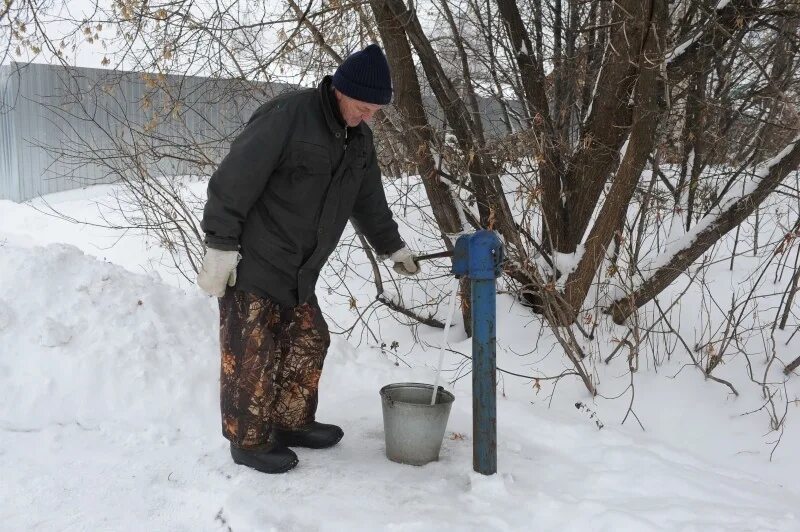 Колонка питьевой воды. Колонка для воды. Водопроводная колонка зимой. Зимняя водяная колонка. Водоразборная колонка зима.