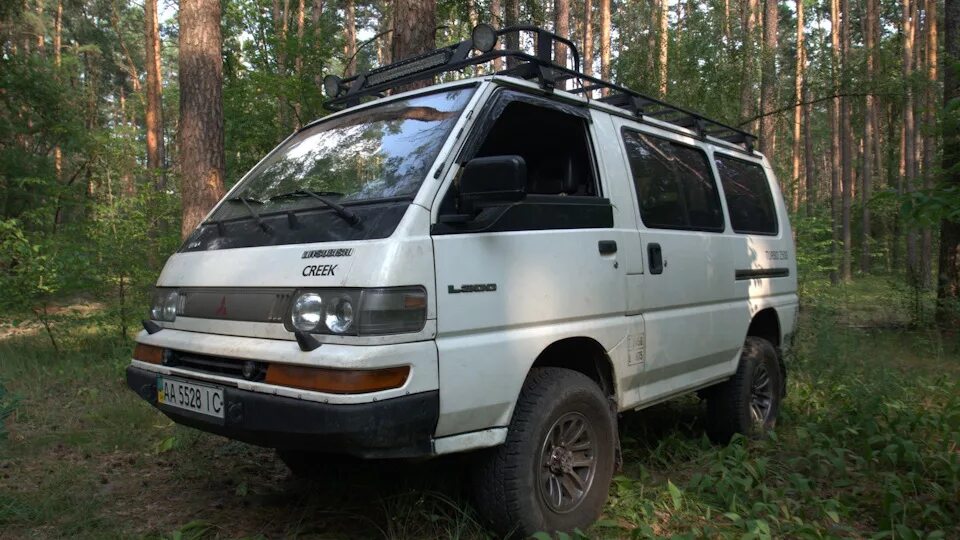 Мицубиси делика зеленая. Mitsubishi delica 1993. Делика амурская область. Mitsubishi delica на 31х10. Делика на 32 колесах.