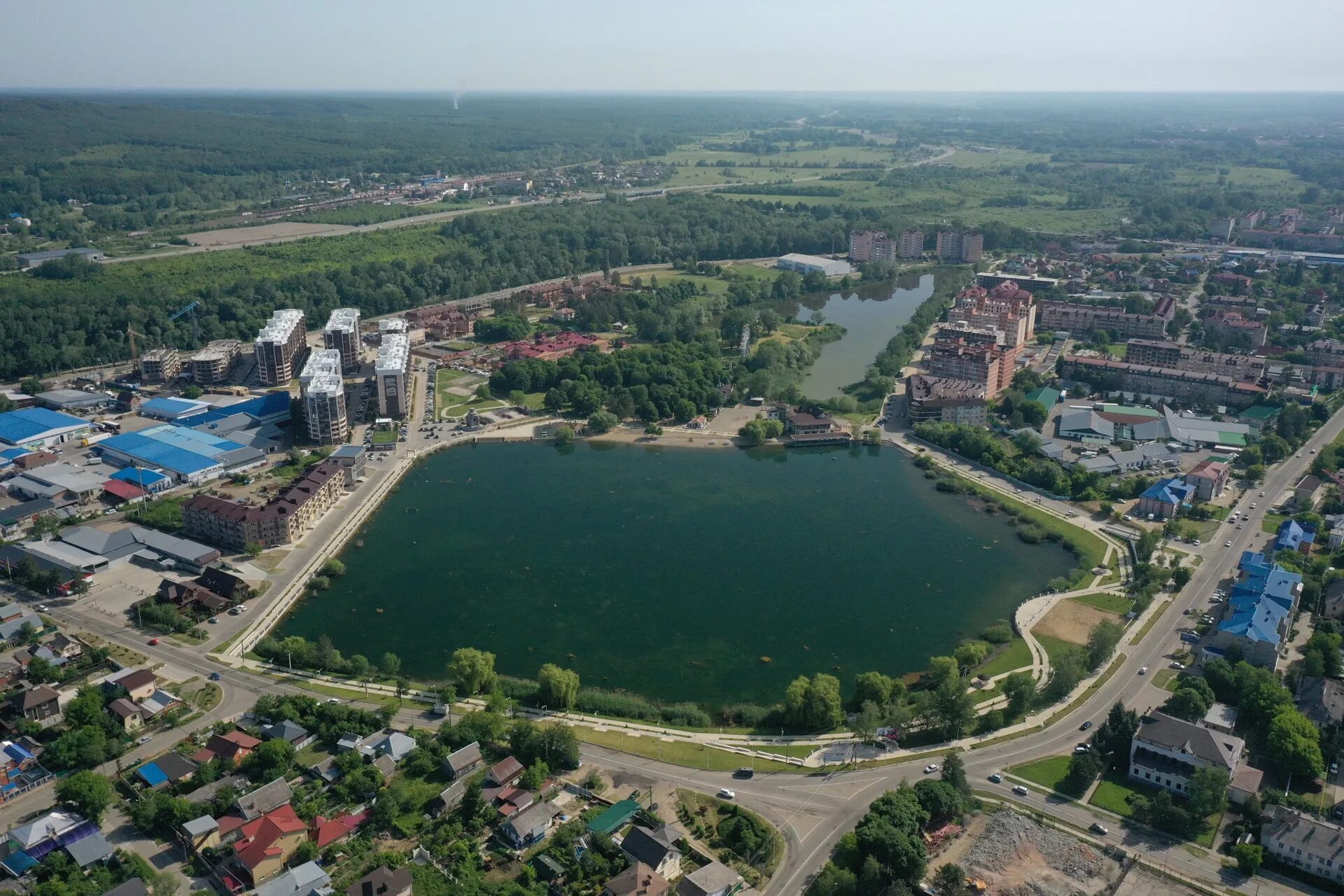 Горячий ключ краснодарский новости сегодня. Горячий ключ озеро. Озеро круглое горячий ключ. Горячий ключ озеро пляж. Горячий ключ парк озеро.