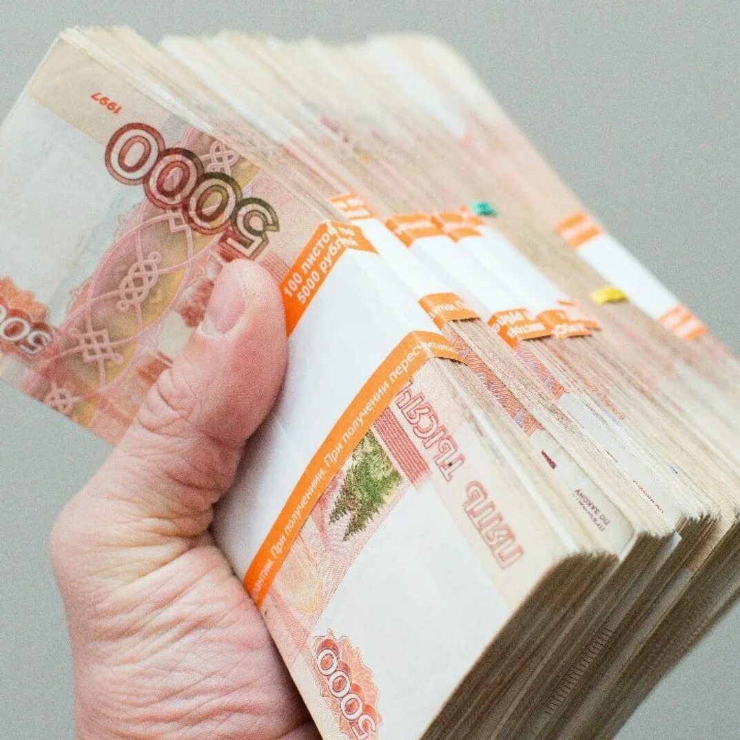 4 млн рублей. Деньги. Займы в мфо. Рука с деньгами на белом фоне. Микрозайм наличными.