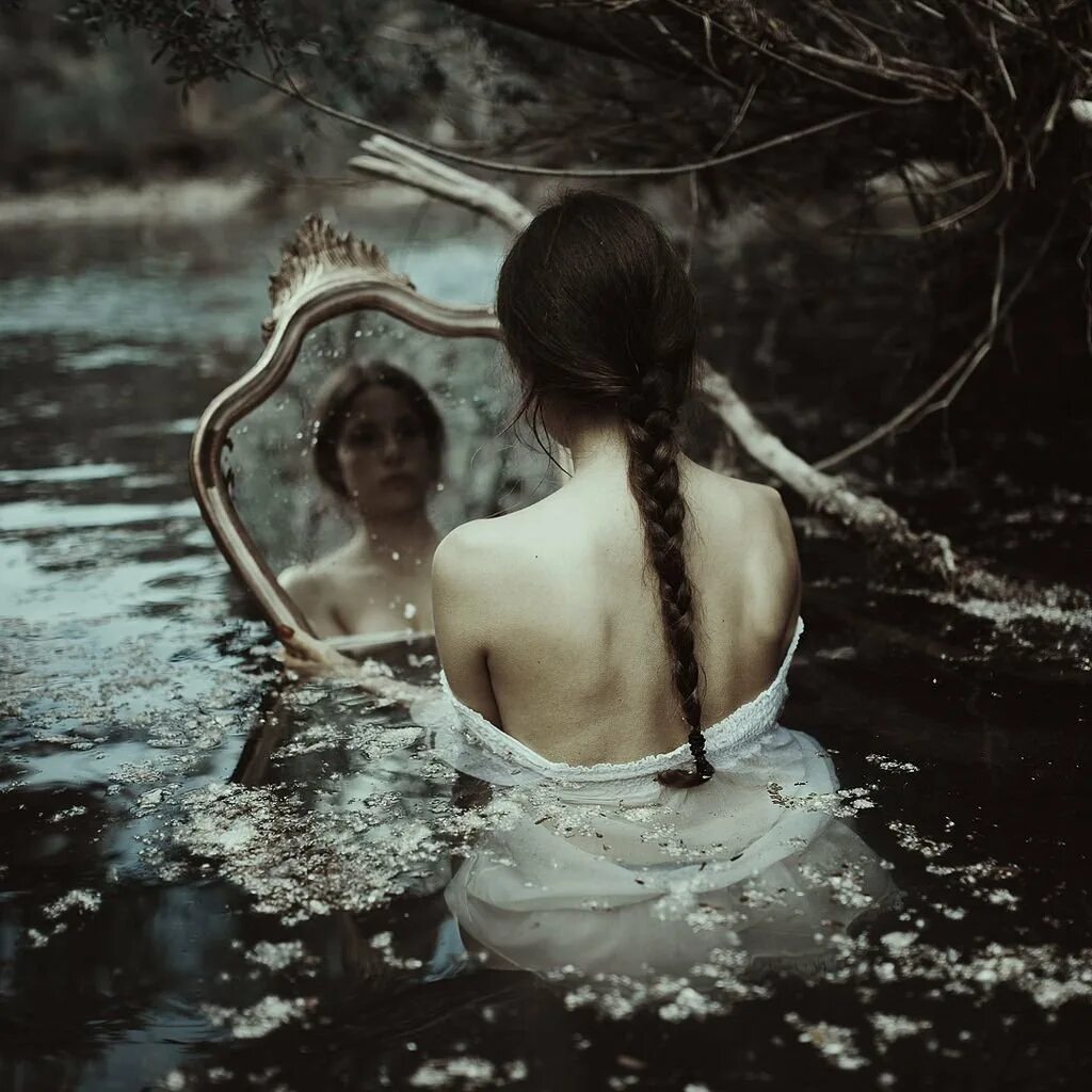 Алессио Альби. Отражение девушки в воде. Фотосессия с зеркалом. Фотосессия в воде. Душа ее отражение