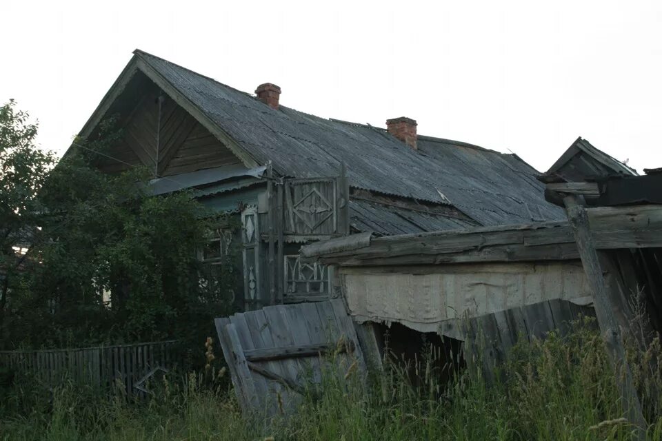 Часть деревни. Заброшенные деревни в Свердловской области Ирбитский район. Заброшенные деревни Томской области Изовка. Заброшеные деревни Красноярского края.