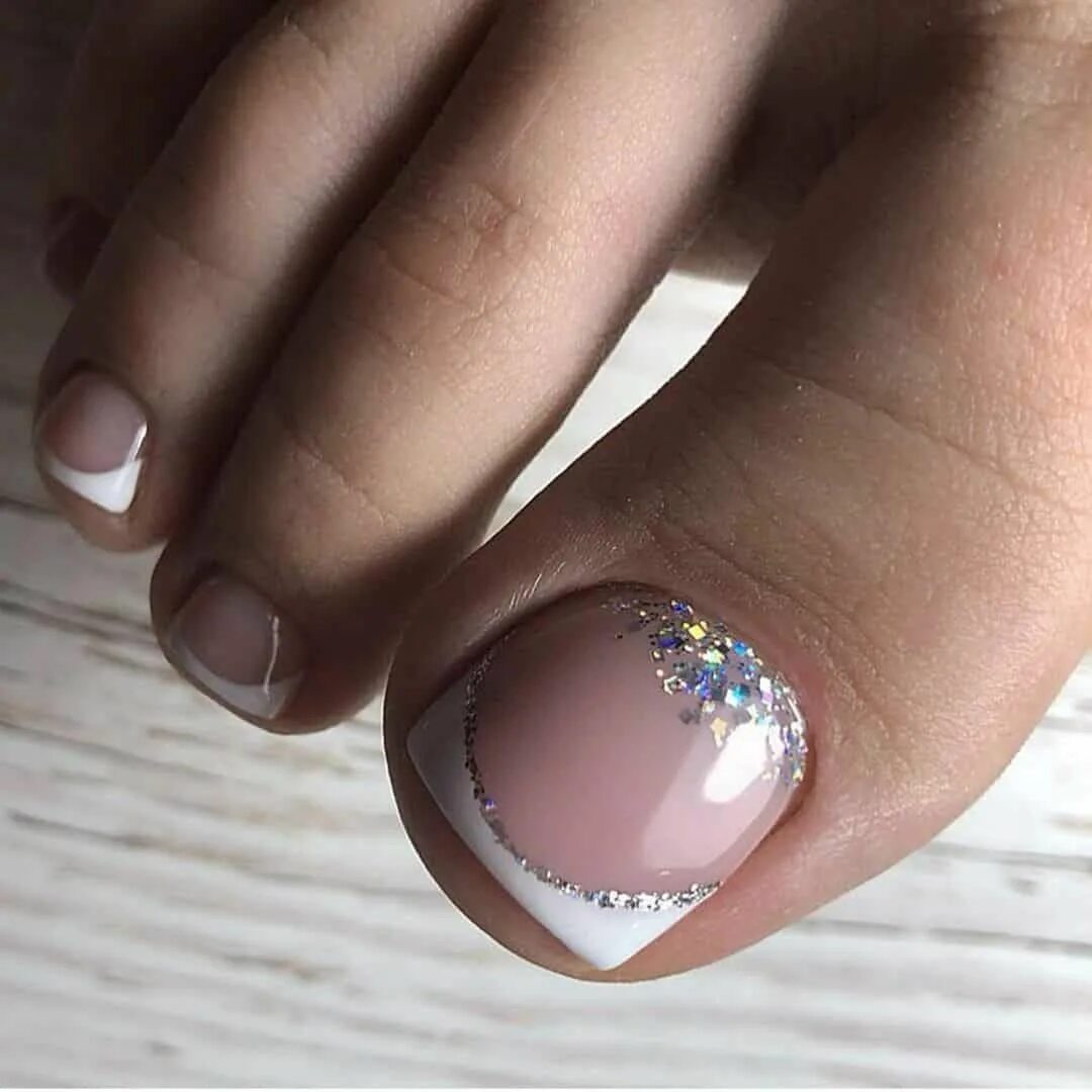 Педикюр с блестками. Французский педикюр со стразами. Педикюр френч. Красивый педикюр. Педикюр розовый с блестками.