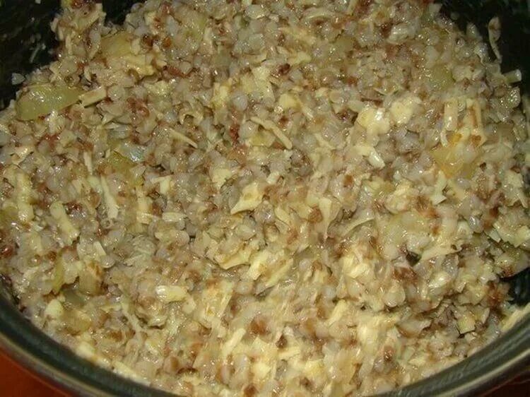 Отварить гречку и смешать с мясом. Гречка с фаршем в духовке. Гречка с кабачками. Гречка отварная. Гречневая каша с фаршем.
