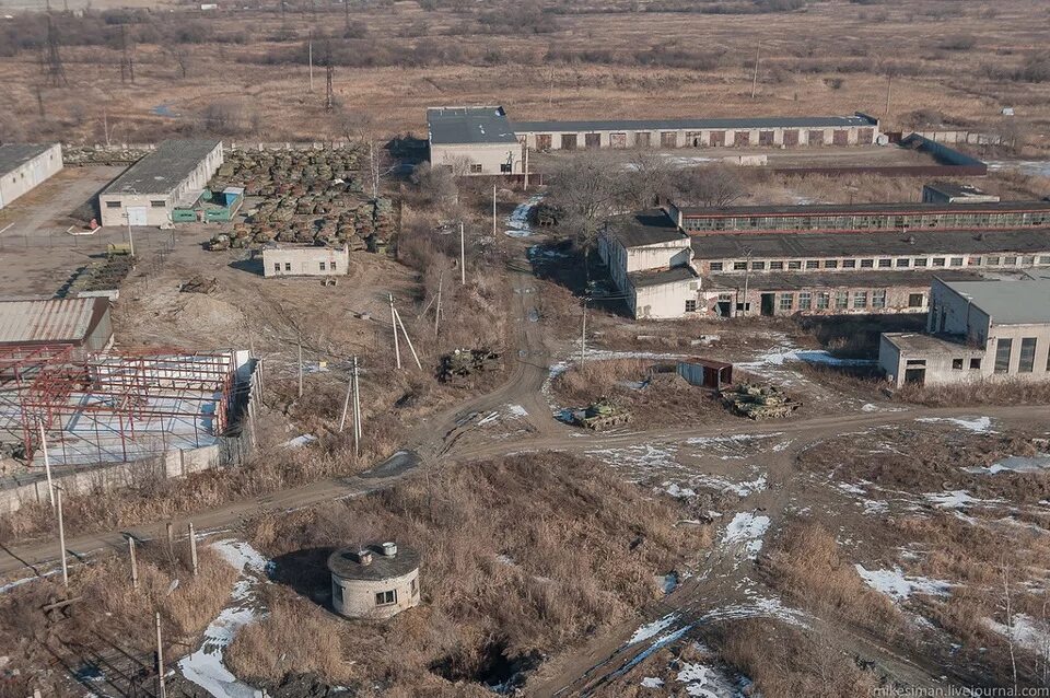 Работник птицефабрики. Уссурийск заводы. Фото завода уссурийский бальзам. Уссурийская фабрика. Кунгурский кожевенно-обувной комбинат.