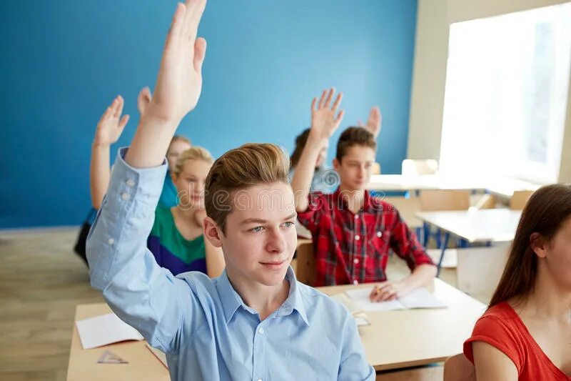 Ученик срывает урок. Подростки в школе поднимают руки. Школьник поднимает руку. Студент тянет руку. Школьник тянет руку.