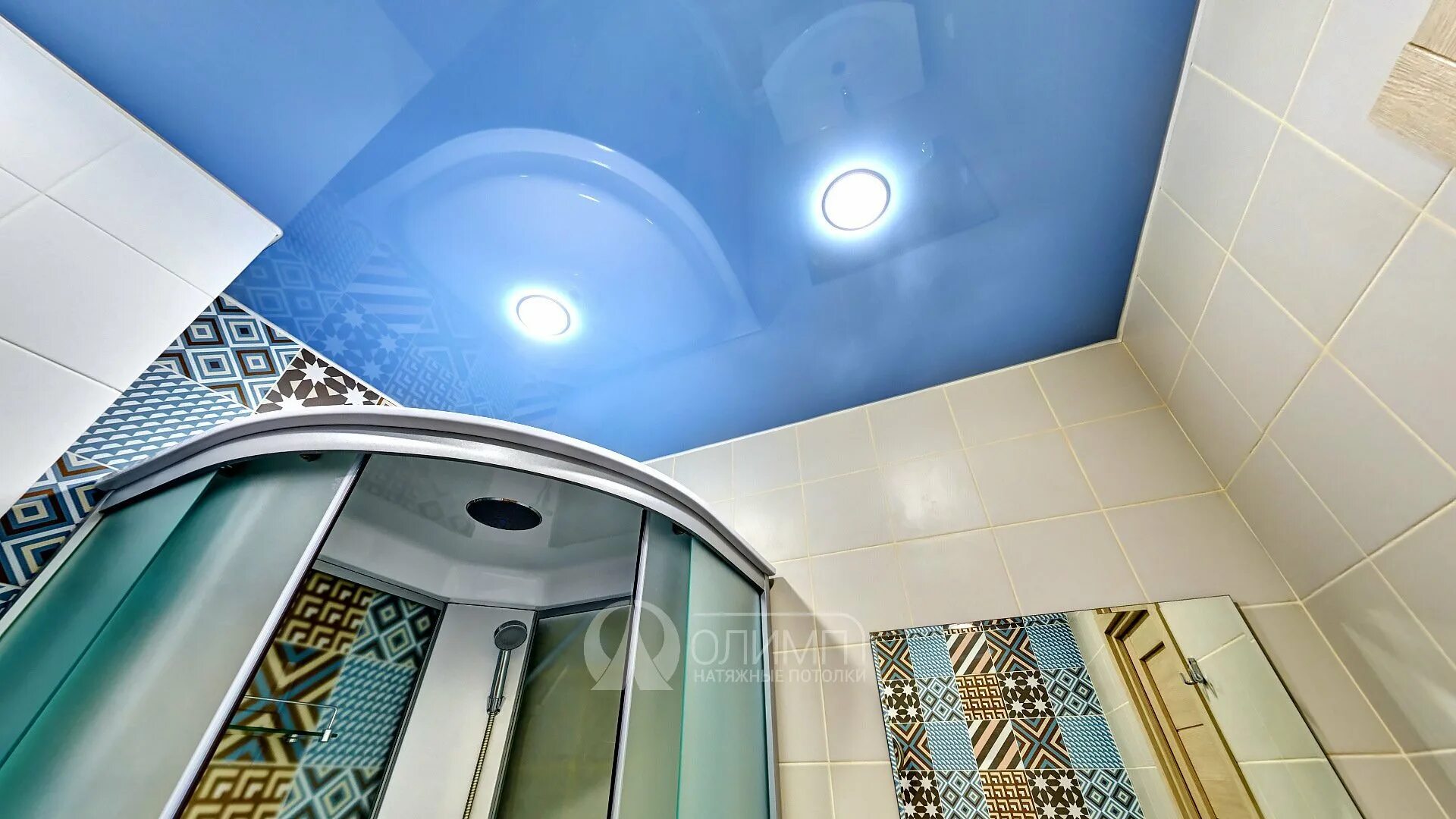 Глянцевый потолок в ванной. Натяжной потолок в ванной. Синий натяжной потолок в ванной. Натяжной потолок в ванную. Синий потолок в ванной.