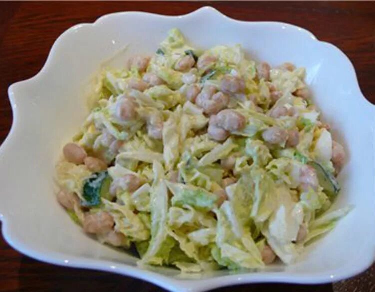 Фасоль и капустой и курицей. Пекинская капуста фасоль. салат с фасолью и пекинской капустой. салат из пекинской капусты с фасолью. салат из пекинской капусты фасоли и курицы.
