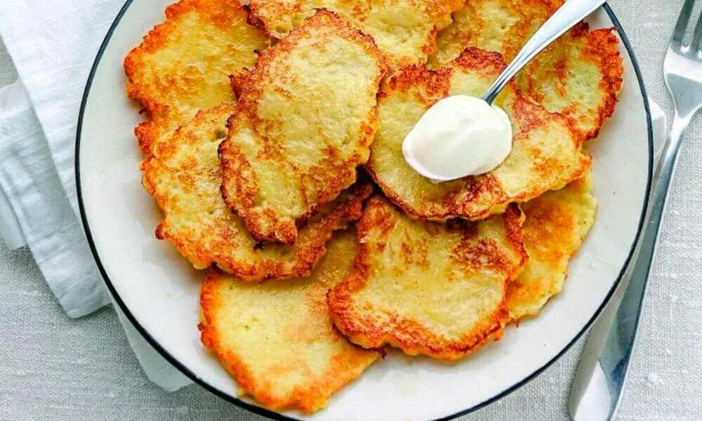 Драники. Латкес рецепт. Драники картофельные классические. Рецепт драников из картофеля. Рецепт драников из картофеля рецепт.