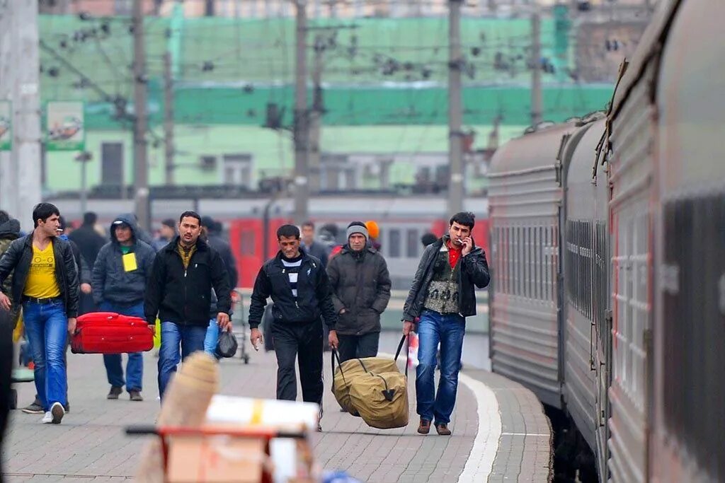 Отток таджиков из россии. Трудовая миграция кыргызстанцы в Москве. Мигранты на вокзале. Мигранты Таджикистана. Мигранты кыргызы.