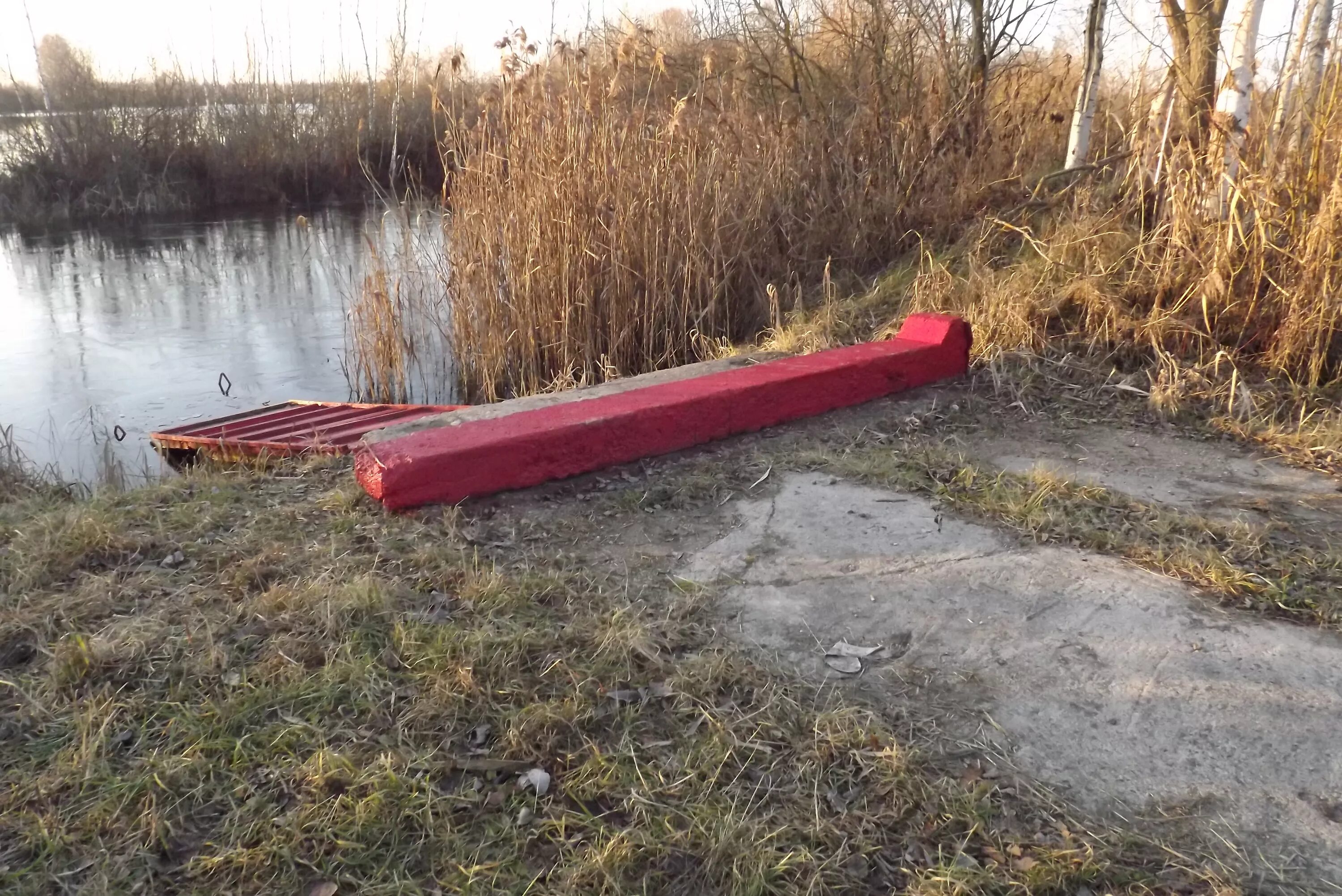 Площадка для забора воды. Противопожарный пруд. Обустройство пожарного водоема. Емкость для пожарного водоема. Пирс пожарного водоема.