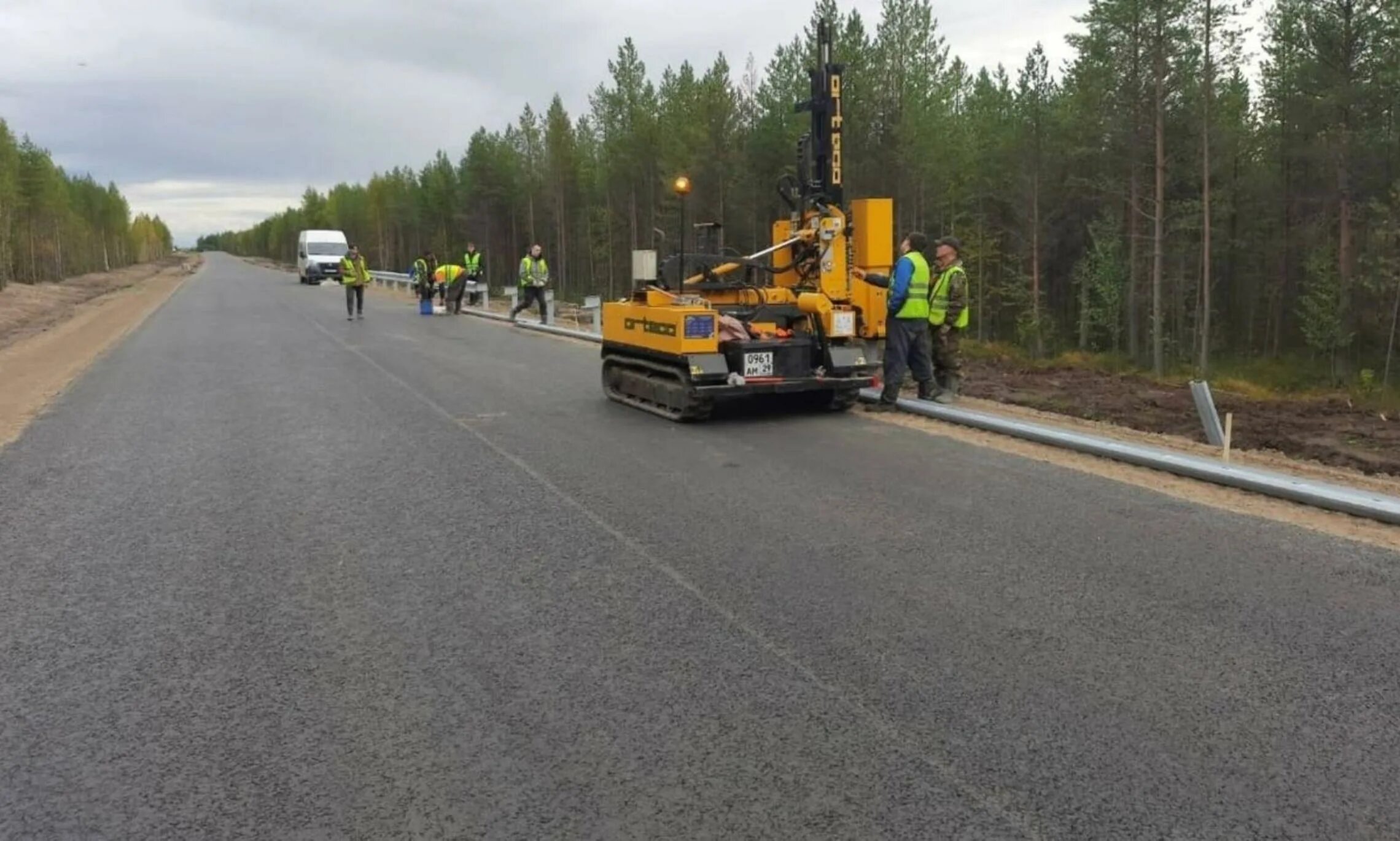 Закрытие дорог в архангельской области 2024 году. Автодорога Архангельск Онега. Трасса Архангельск Онега. Укладка асфальта. Ремонт дороги.