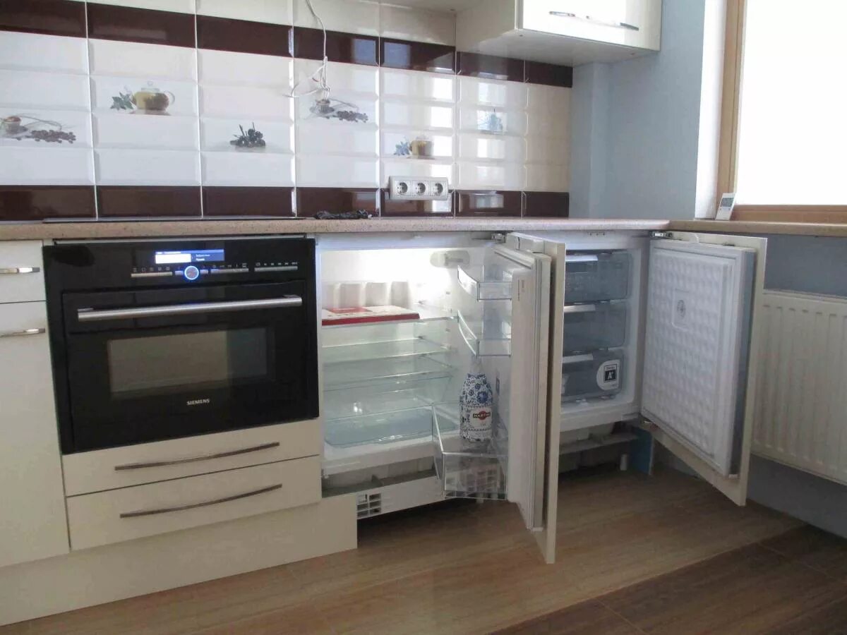 Встраиваемый холодильник духовкой. Встроенный холодильник икеа. Встроенный холодильник и посудомойка. Встроенная морозильная камера под духовым шкафом. Встроенный холодильник в столешницу.