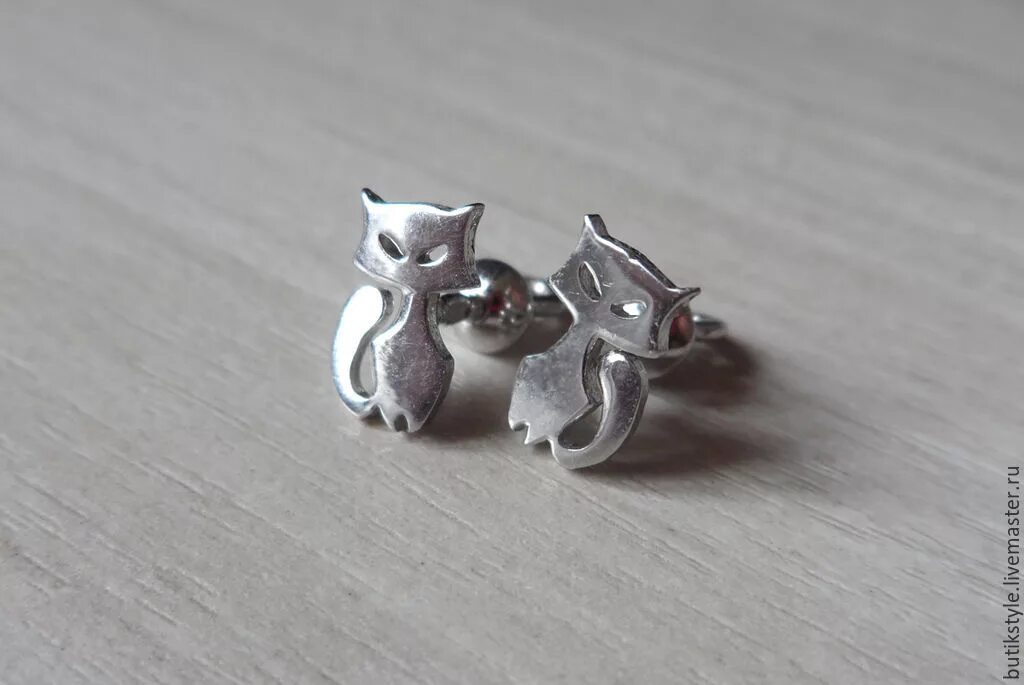 Серьги кошки серебро. Серьги гвоздики кошка золото. Гвоздики кошки. Полимерная глина кольца. Серьги гвоздики котики пластик.
