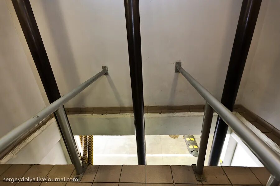 Пожарная лестница. Спуск пожарный. Пожарные спускаются. Спуск пожарный. Пожарный столб для спуска.