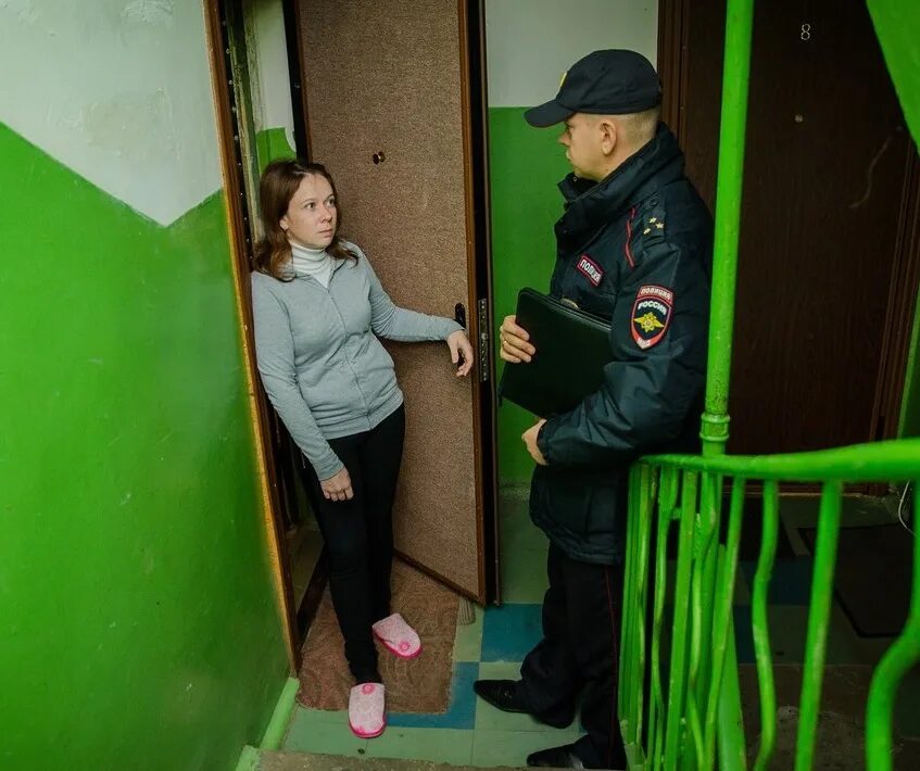 Полицейский в квартире. Полицейский в подъезде. Полиция у двери. Полиция под дверью. Пришел участковый домой