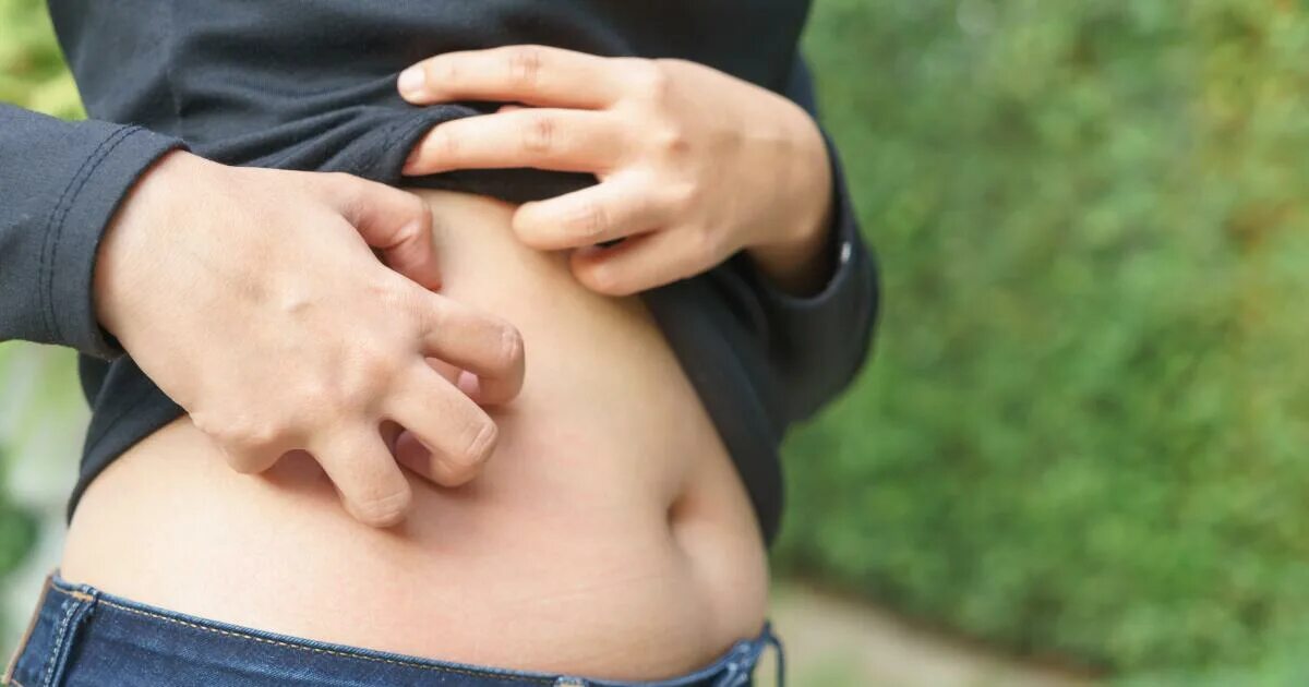 Любовь беременность. Мужская рука в женских джинсах. Трогать животик. Трогает живот девушки. Трогать живот.