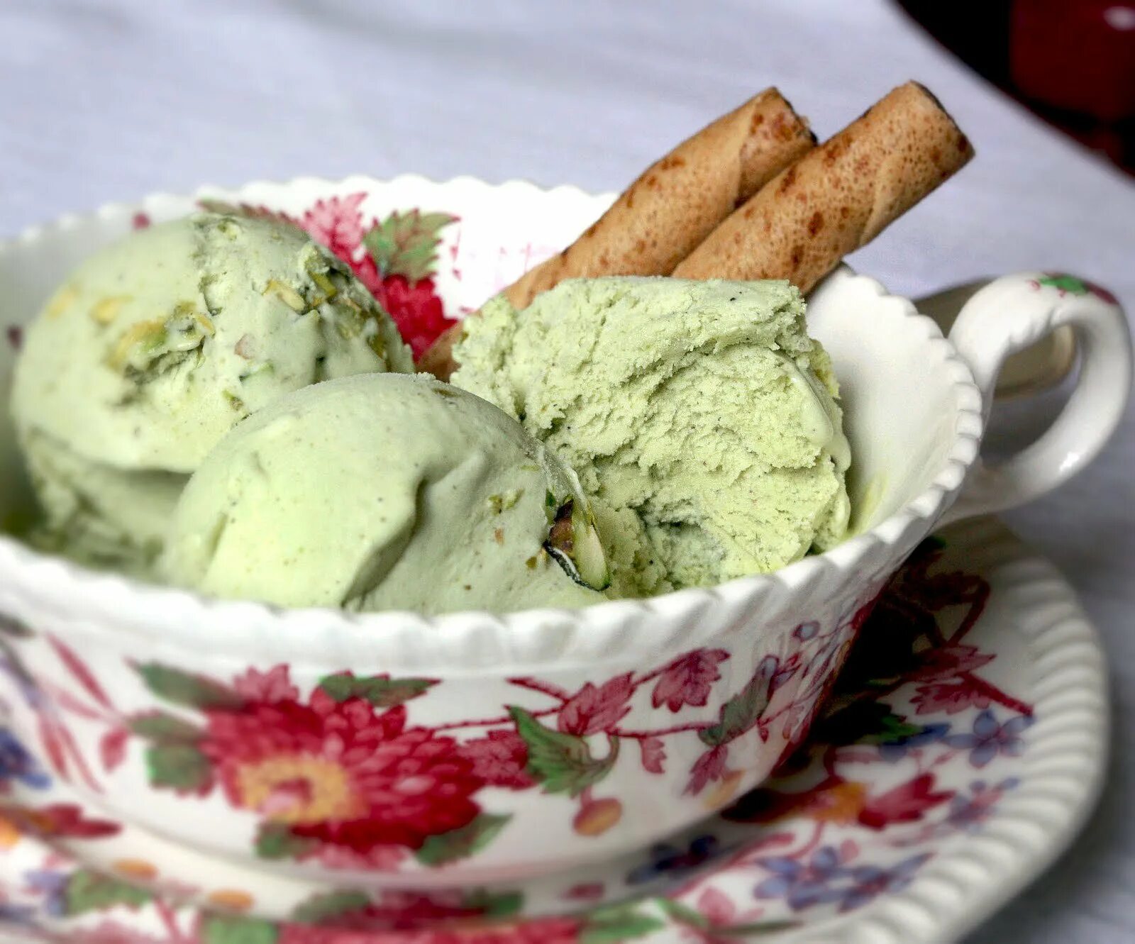 Фисташковое мороженое. Pistachio Ice Cream. Шарик фисташкового мороженого. Мороженое с миндалем. Миндально фисташковое мороженое.
