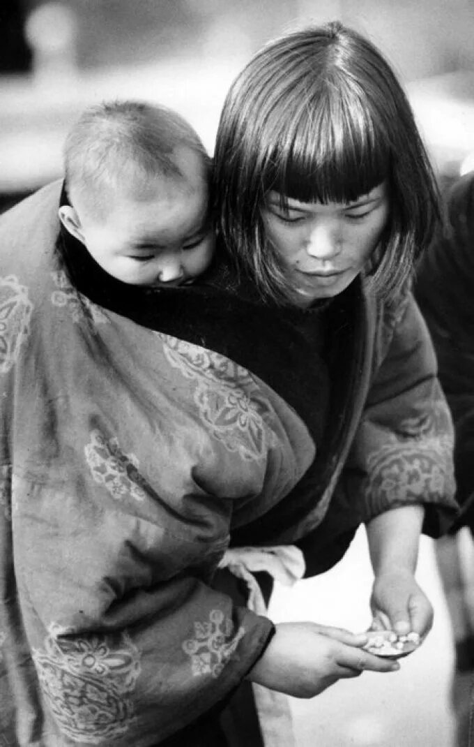 Мать сильнее своего ребенка. Фотограф Кен Хейман. Сильная мама. Материнская любовь фото. Материнское горе фото.