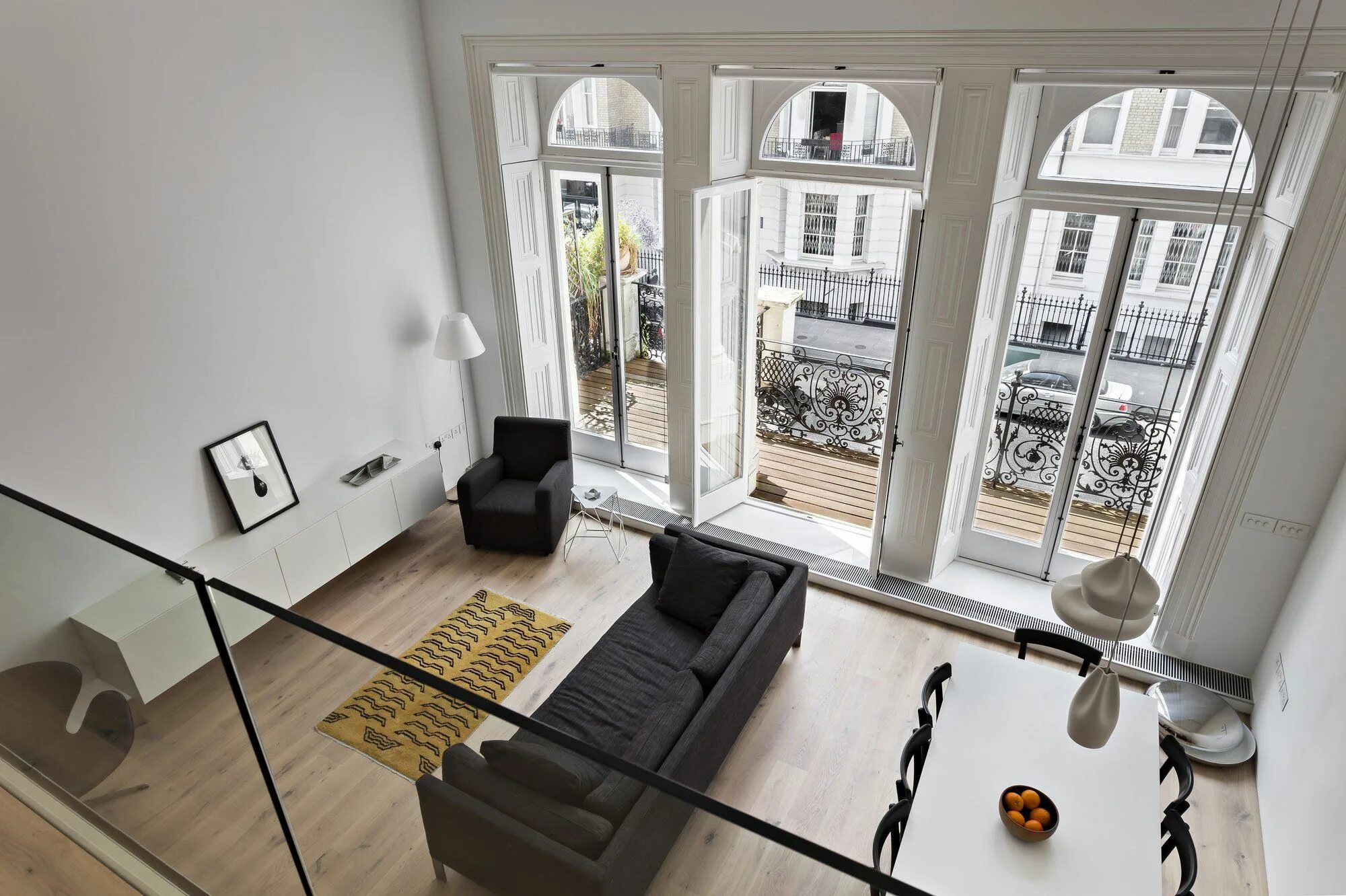 Квартира на первом этаже. Квартира в Лондоне. Французские окна в квартире. Интерьер с высокими потолками. Французские окна в интерьере.