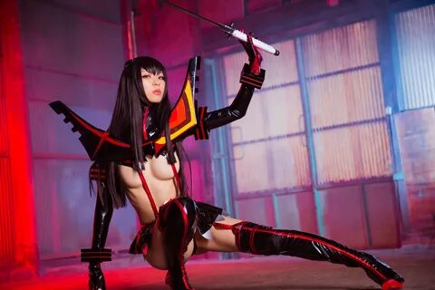 Cosplayer Redefines the Woman with the Scissorblade.