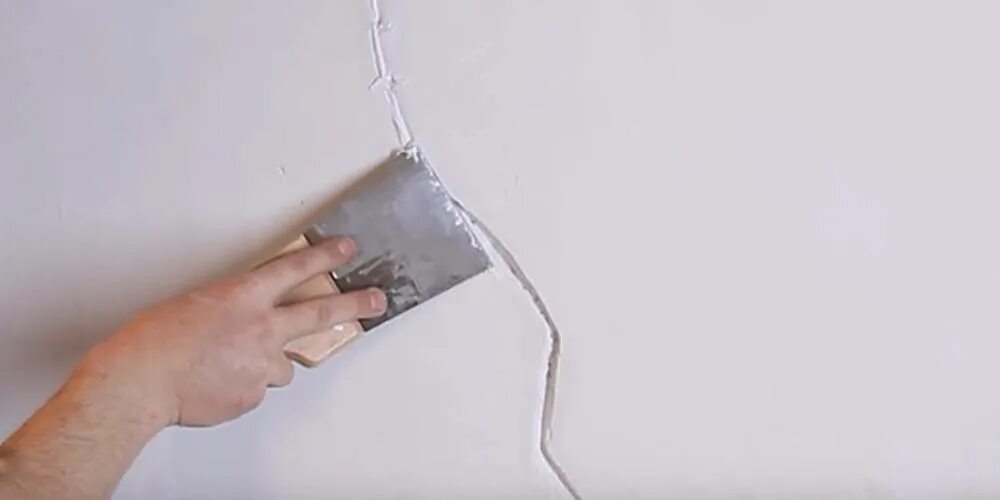 Как заделать трещину на потолке. Расшивка трещин и частичная подмазка. Расшивка для трещин в гипсокартоне. Расшивка трещин в штукатурке. Замазка для трещин в стене.
