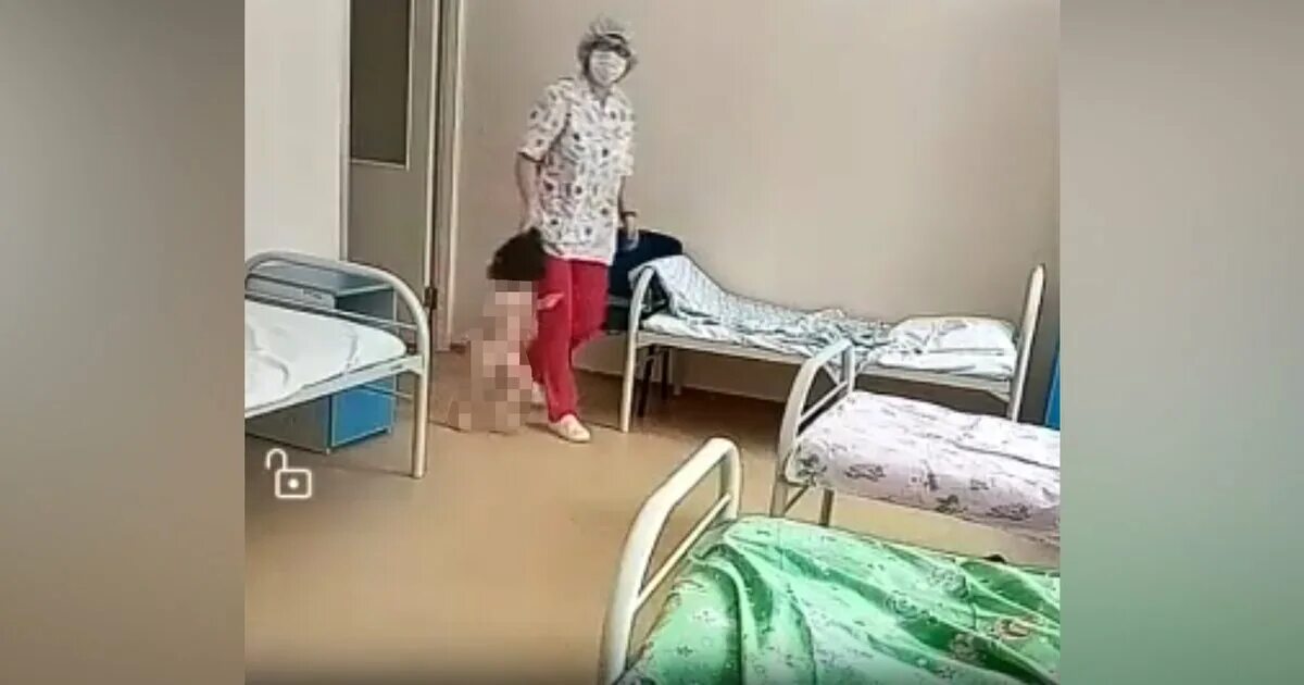 В больнице маленькую девочку. Избитый ребенок в больнице. медсестра издевается над ребенком в больнице. медсестры издеваются над мальчиком.