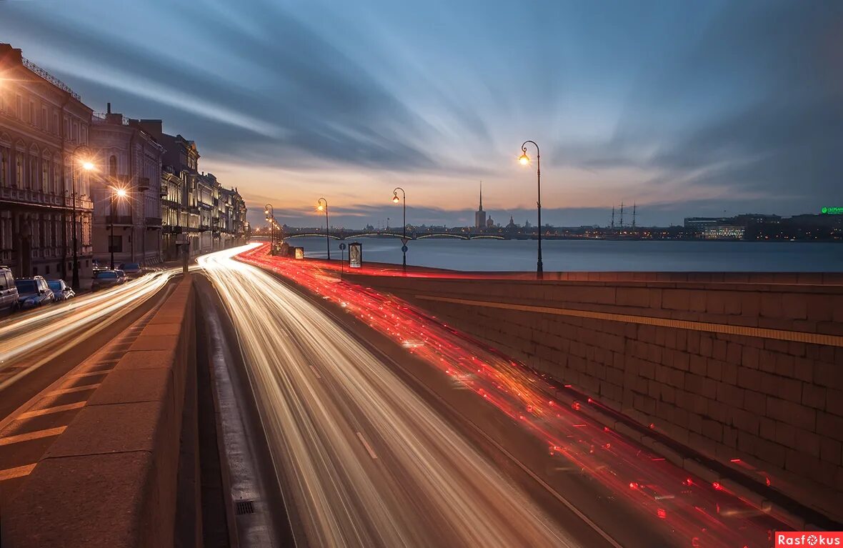 санкт петербург на выдержке. невский проспект санкт-петербург дорога. выдержка спб. дорога спб с длинной выдержкой. ночная дорога.