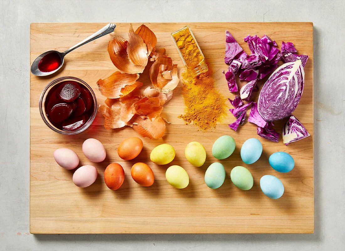 Пасхальные яйца натуральные красители. Натуральныек расители для Яци. Природные красители для яиц.