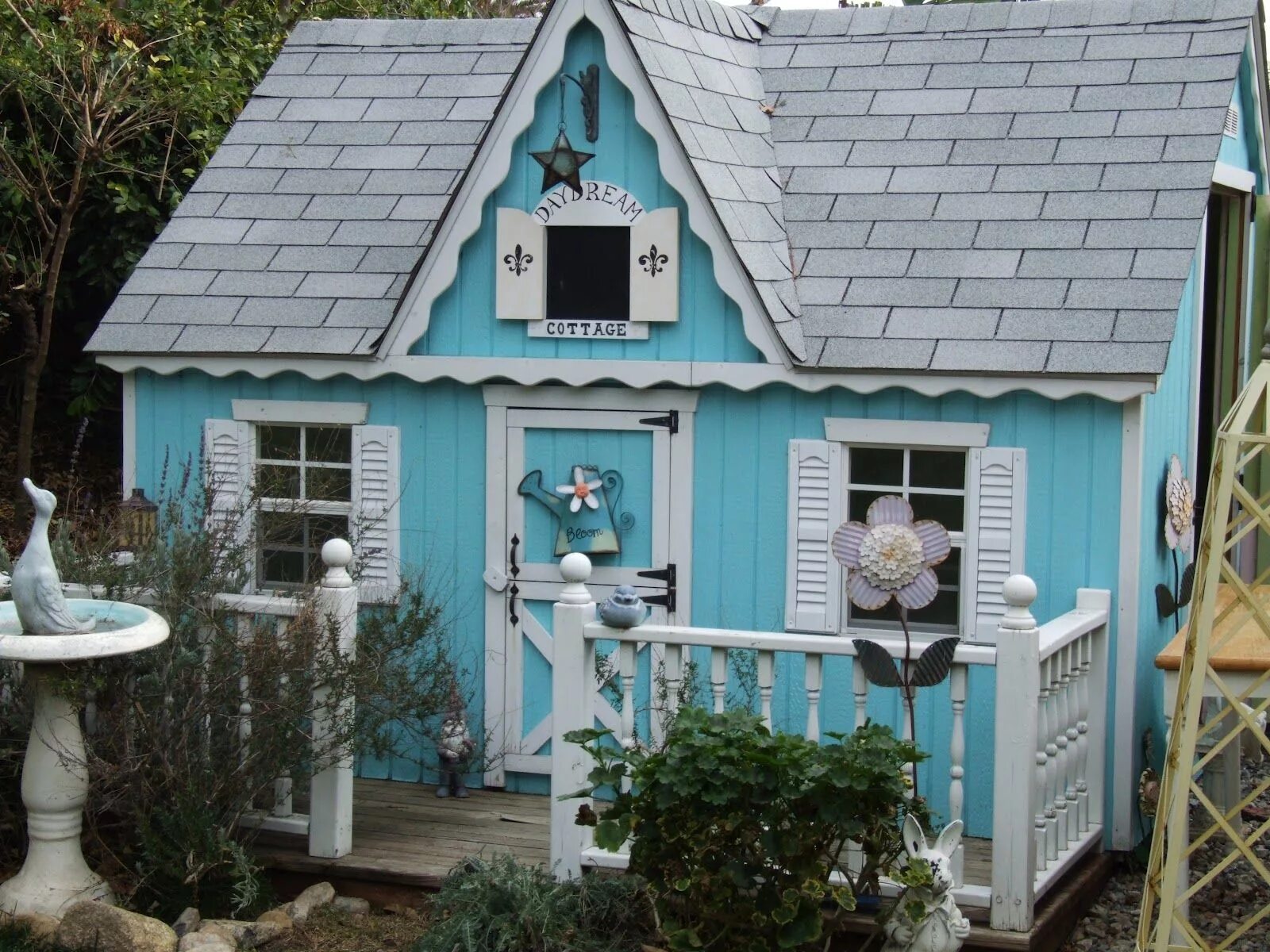 Покрасить старую дачу. Покрасить красиво дачный домик. Красивый сарай. Крашеные домики. Красивый сарай для дачи.