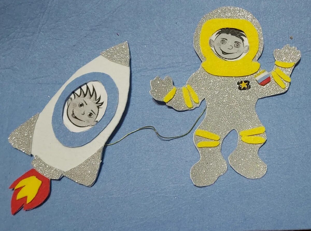 Космонавт из бумаги. Поделка космонавт. Поделка с космонавтами детьми в детском саду.